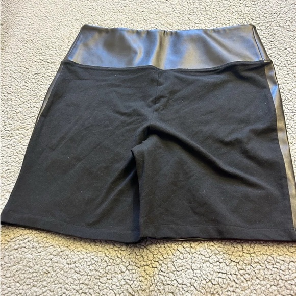 Victoria’s Secret Sport Faux Leather Shorts/ Sz LG - Picture 4 of 5